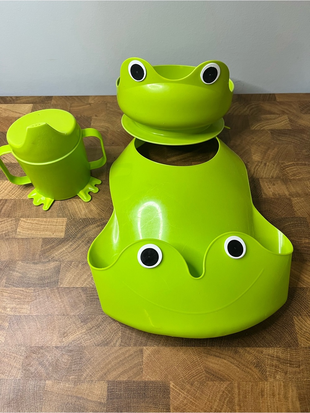 Green Frog Silicone Bib & Feeding set + FREE Chicco Feeding Set